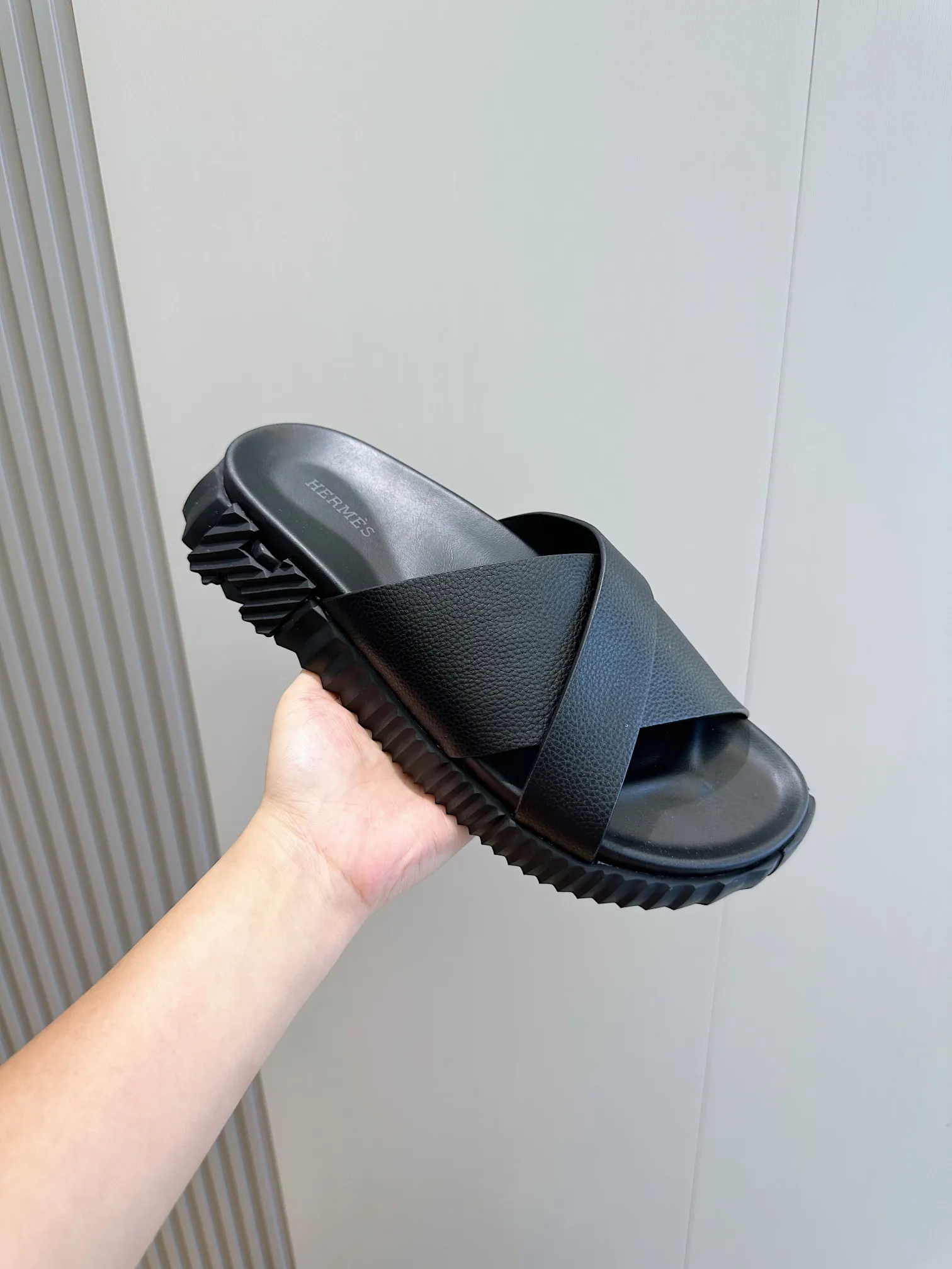 Factory price: 360💰Hermès [HERMÈS] Top Herme*H Home Hermès Men's Sandals and Slippers-Original Reproduction. Purchase the original version and make it one to one. The outsole is privately molded. The color of the outsole corresponding to each color is the same as the original version. Come to those who know the stuff 💪 The ultra-light soles are designed in contrasting colors, and they feel so comfortable on your feet! Calfskin, cowhide feet, private model outsole. Size: 39-44 (customized at 38.45)